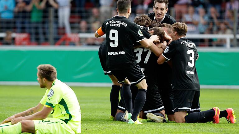 Ein Höhepunkt der Würzburger Pokalgeschichte: Die Kickers um Kapitän Amir Shapourzadeh (vorne) und Marco Haller (hinten) bejubeln den Sieg gegen Fortuna Düsseldorf.