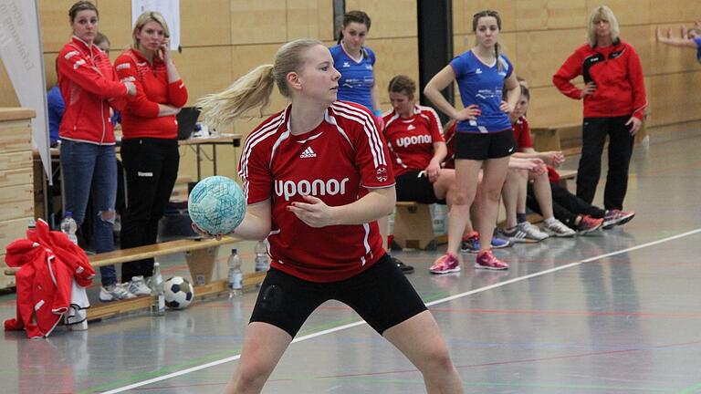 Vera Ksinski (am Ball), Spielerin und Abteilungsleiterin beim TV Haßfurt, nimmt den (Zwangs-)Abstieg beider Korbballmannschaften in Kauf. Das Risiko, die Runde ab Februar fortzusetzen, sei einfach zu groß.