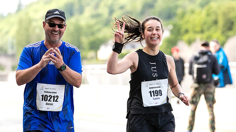 Zahlreiche Läufer nehmen am 20. iWelt-Marathon am Sonntag 29.05.22 durch die Würzburger Innenstadt teil.