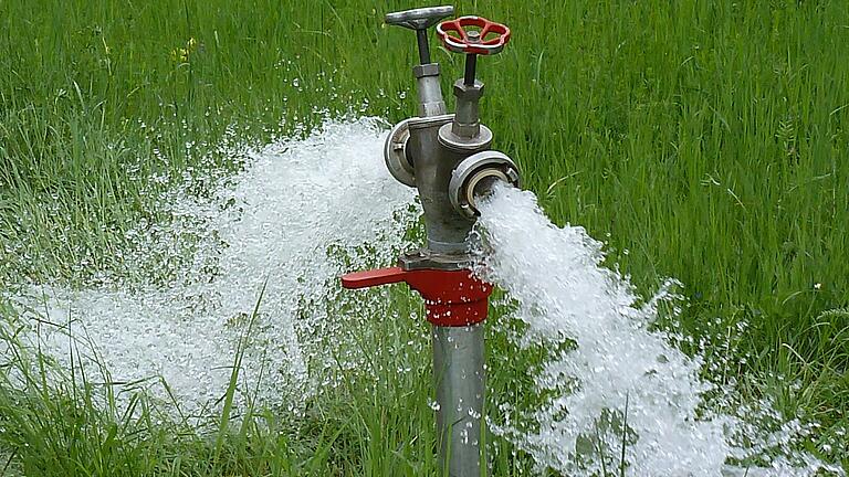 Mit Wasser aus einem Hydranten lassen sich Gartenpools schnell füllen.