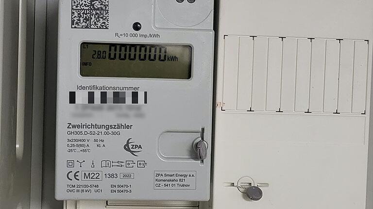 Da ist er, der frisch installierte digitale Zweirichtungszähler der Familie Melzer. Ab jetzt können sie mit ihrer Photovoltaik-Anlage auch Strom ins Netz einspeisen.