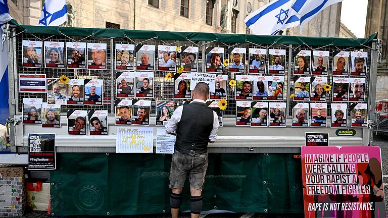 Jahrestag 7. Oktober 2023 – München       -  In München wird auf die noch immer von der Hamas festgehaltenen Geiseln erinnert.
