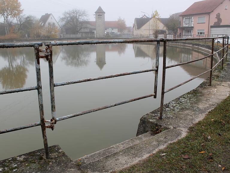 Damit ist gut vorgesorgt: Während in vielen Bächen derzeit kaum Wasser ist, ist der betonierte Löschteich in Kleinrheinfeld gut gefüllt.