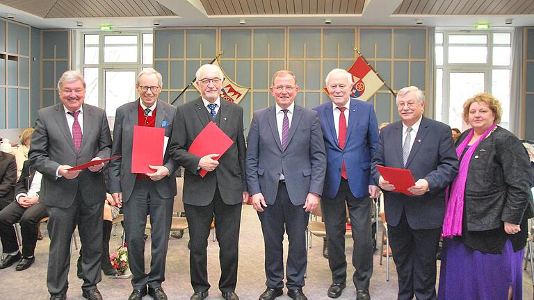 Verdient um Unterfranken: Die Unterfränkische Bezirksmedaille erhielten, (von links) Johannes Sitter, Dr. Peter Motsch, Dr. Paul Beinhofer, Armin Grein und Helmut Schuhmacher. Bezirkstagspräsident Erwin Dotzel (Vierter v.l.) und seine Stellvertreterin Eva-Maria Linsenbreder.