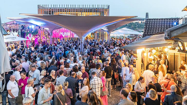 Die Leichtigkeit des Sommers genießen die Menschen in Unterfranken in diesem Jahr wieder in Scharen und ohne Maske – wie hier Ende Juli beim Weinfest am Stein in Würzburg.