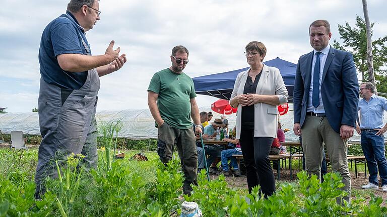 Beim Ackertag des Vereins SoLaWi Schweinfurt e.V. in Bergrheinfeld gab es einen besonderen Gast: (v.l.)&nbsp; Erich Morgenstern, Mitglied im Vorstand, Til Brather, Gartenbauingenieur des Vereins,  SPD-Chefin Saskia Esken und SPD-Landtagskandidat Stefan Rottmann.