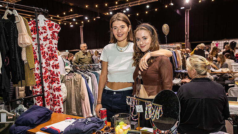 Zahlreiche Second Hand Liebhaber besuchen am Sonntag 15.10.23 den Fashion Flohmarkt in der Posthalle in Würzburg.