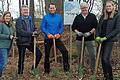 Mitglieder der Geschäftsleitungen der Firmen der FIS-Gruppe setzen die Bäume für den FIS-Wald (von links): Eva Scheuring, Dirk Schneider, Christian Lang, Ralf Bernhardt und Eva Baumeister.