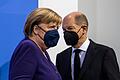 Bund-Ländertreffen zur Corona-Pandemie       -  Nach dem Wahlsieg von Olaf Scholz kämpften Angela Merkel und er vorübergehend gemeinsam gegen Corona.