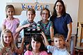 Die Ochsenfurter Grundschüler (damals 2., mittlerweile 3. Klasse) haben einen Trickfilm zu den Türmen Ochsenfurts gedreht: Was wäre in den Türmen, wenn es nach den Wünschen der Kinder ginge? Im Bild (v.l. oben im Uhrzeigersinn): Marieke, Magnus, Eva, Silke Grünewald, Luan, Magdalena, Alva.