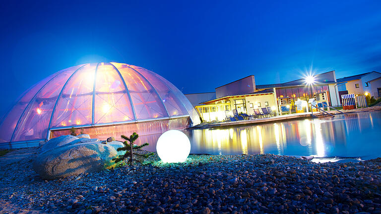 Franken-Therme - Der Salzsee der Franken-Therme Bad Windsheim hat einen Salzgehalt von fast 27 Prozent. Zum Vergleich: Nur drei Prozent mehr sind es im Toten Meer. Franken-Therme - Der Salzsee der Franken-Therme Bad Windsheim hat einen Salzgehalt von fast 27 Prozent. Zum Vergleich: Nur drei Prozent mehr sind es im Toten Meer.