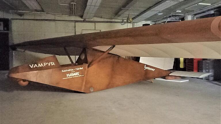 Der Vampyr von der Wasserkuppe in der Werkstatt der akademischen Fliedergruppe Hannover, in der das Original des Segelflugzeugs zu Beginn der 1920er-Jahre konstruiert worden war.&nbsp;