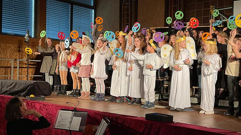 Im Bild die Kinder bei der Weihnachtsgeschichte modern. Im Bild die Kinder bei der Weihnachtsgeschichte modern.