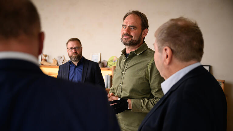 Bauherr Lukas Neuner zeigt am Mittwoch (13.11.24) sein Wohnhaus im Ortskern von Untereisenheim. Neuner hat eine alte Scheune aus Familienbesitz in ein modernes Wohnhaus umgebaut und dafür im vergangenen Jahr einen Staatspreis bekommen. Dieses Jahr wurde das Projekt in die Wanderausstellung „Gut gebaut in Unterfranken“ des Amtes für Ländliche Entwicklung aufgenommen.