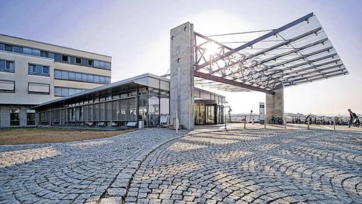 Seit der Inbetriebnahme des ZOM vor zehn Jahren hat sich der Eingangsbereichs des Zentrums zu einem der &bdquo;Wahrzeichen&ldquo; des Uniklinikums Würzburg entwickelt.Bild: Universitätsklinikum Würzburg