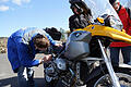 Ein Tüv-Mitarbeiter prüft ein Motorrad. Foto: Archiv/ Arkadius Guzy       -  Ein Tüv-Mitarbeiter prüft ein Motorrad. Foto: Archiv/ Arkadius Guzy