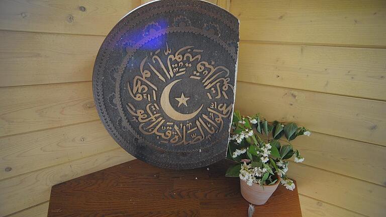 Schon länger beschädigt ist diese mit arabischen Schriftzeichen beschnitzte Holzscheibe im Pavillon der Weltreligionen. Schon länger beschädigt ist diese mit arabischen Schriftzeichen beschnitzte Holzscheibe im Pavillon der Weltreligionen.