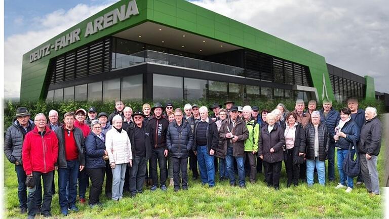 Alle teilnehmenden Oldtimerfreunde vor dem Deutz-Fahr-Werk in Lauingen.