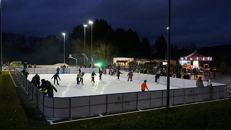 Eislaufen bis in die Nacht: In Bischofsheim ist das möglich. Eislaufen bis in die Nacht: In Bischofsheim ist das möglich.