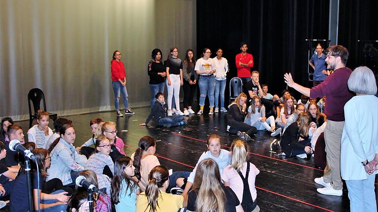 Die Kinder proben für eine Tanzszene im Kurtheater mir Regisseur Till Kleine-Möller. Werner Vogel       -  Die Kinder proben für eine Tanzszene im Kurtheater mir Regisseur Till Kleine-Möller. Werner Vogel