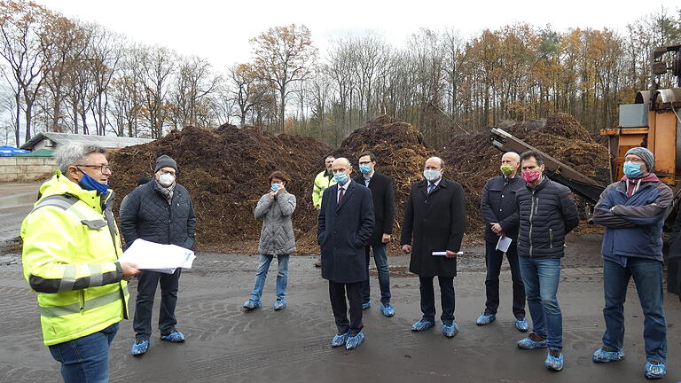 Der Umwelt- und Werkausschuss besichtigte das Kompost- und Erdenwerk Haßberge in Mariaburghausen, zu dem der Biomüll des Landkreises angeliefert wird. Links im Bild Geschäftsführer Manfred Eichhorn, der den Gremiumsmitgliedern den Betriebsablauf erläuterte.