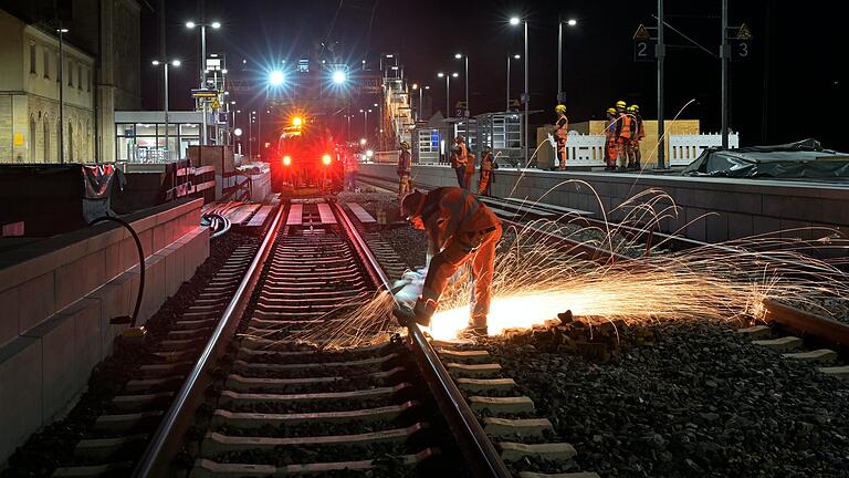 Für die Arbeiten an Gleis 1 und 2 am Haßfurter Bahnhof hat die Bahn noch bis zum Donnerstag Zeit. Dann sollen auch auf diesen wieder Züge fahren.