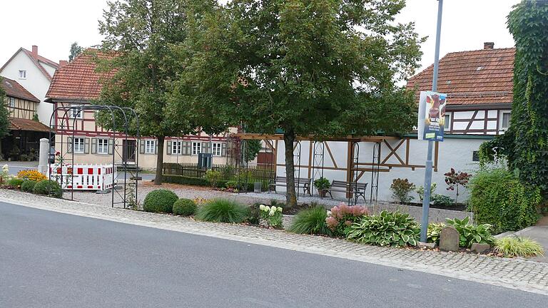 Ein echter Blickfang ist der neu gestaltete Dorfplatz in Willmars.