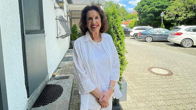 Christine Schenk vor ihrem Hotel in der Repperndorfer Straße in Kitzingen. Der Esbach-Hof hat wieder geöffnet. Christine Schenk vor ihrem Hotel in der Repperndorfer Straße in Kitzingen. Der Esbach-Hof hat wieder geöffnet.