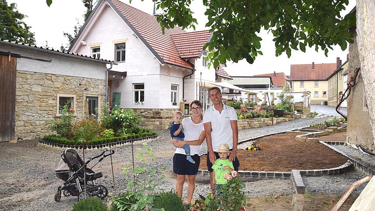 In ein malerisches Anwesen verwandeln Anna und Andreas Böhm den ehemaligen Doppelhof mitten in Waigolshausen. Für ihre Kinder Paul und Leo ist er der ideale Spielplatz. In ein malerisches Anwesen verwandeln Anna und Andreas Böhm den ehemaligen Doppelhof mitten in Waigolshausen. Für ihre Kinder Paul und Leo ist er der ideale Spielplatz.