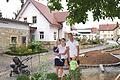 In ein malerisches Anwesen verwandeln Anna und Andreas Böhm den ehemaligen Doppelhof mitten in Waigolshausen. Für ihre Kinder Paul und Leo ist er der ideale Spielplatz.