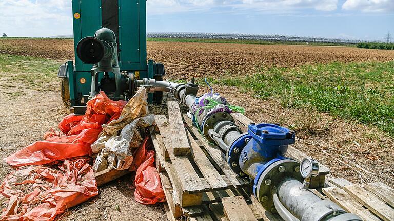 Wasser fürs Feld:&nbsp; Eine Pumpanlage eines Brunnens zur Bewässerung in der Bergtheimer Mulde im Landkreis Würzburg im Sommer 2022.