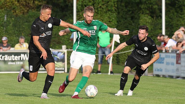 Ab Mitte der zweiten Halbzeit musste der TSV Abtswind im Bayernliga-Auswärtsspiel beim ATSV Erlangen auf Calvin Gehret (Mitte, hier im Heimspiel gegen Fortuna Regensburg) verzichten, da er beim Nachsetzen im Rasen hängengeblieben war und sich bei der Aktion verletzt hatte. Eine Diagnose steht noch aus.