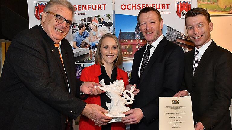 Beste Imagewerbung für die Stadt: Pfingstritt-Organisator Gerhard Wingenfeld, Anne Derday von der Tourist-Info, Bürgermeister Peter Juks und Thomas Herrmann vom Stadtmarketingverein (von links) mit dem Heimatpreis in Gestalt des bayerischen Löwen aus Nymphenburger Porzellan.