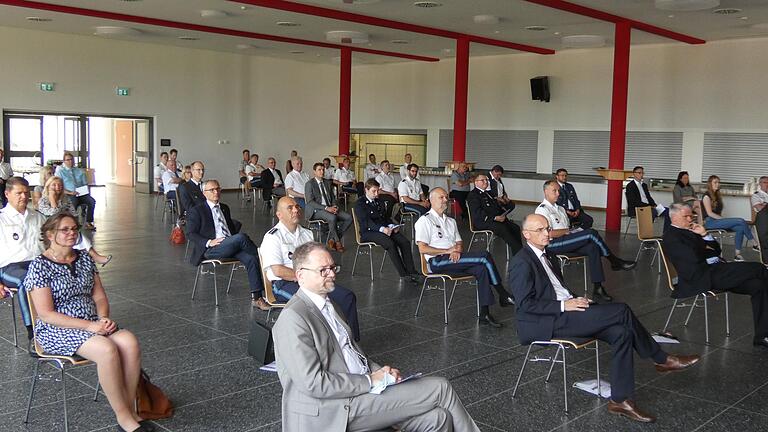 Coronakonform fanden die rund 70 Ehrengäste ausreichend Platz in der Frauengrundhalle.