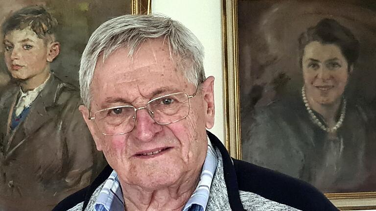 Peter Eigner, Urenkel von Sabina und Leopold Putzel aus Marktbreit (Lkr. Kitzingen), steht vor Gemälden des Münchner Malers Peter Hirsch. Sie zeigen ihn als Junge und seine Mutter Paula. Peter Eigner, Urenkel von Sabina und Leopold Putzel aus Marktbreit (Lkr. Kitzingen), steht vor Gemälden des Münchner Malers Peter Hirsch. Sie zeigen ihn als Junge und seine Mutter Paula.