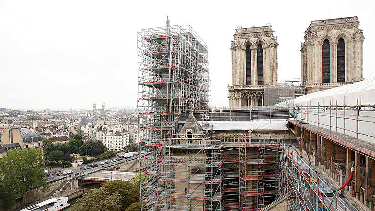 Notre-Dame – Erstes eingestürztes Steingewölbe       -  HANDOUT - 01.12.2022, Frankreich, Paris: Die Querschiffe der Kathedrale Notre-Dame in Paris werden von zwei neuen Gerüsten überragt. Sie sollen der Restaurierung der Nord- und Südgiebel dienen, die von den Flammen stark beschädigt und seit den Tagen nach dem Brand gesichert wurden. Dreieinhalb Jahre nach dem verheerenden Brand in der Pariser Kathedrale Notre-Dame ist ein erstes zusammengebrochenes Steingewölbe wiederhergestellt. Foto: Davidbordes/Etablissement public chargé de la conservation et de la restauration de la cathédrale Notre-Dame de Paris /dpa – ACHTUNG: nur zur redaktionellen Verwendung im Zusammenhang mit einer Berichterstattung über die Restaurierung von Notre Dame und nur mit vollständiger Nennung des vorstehenden Credits +++ dpa-Bildfunk +++