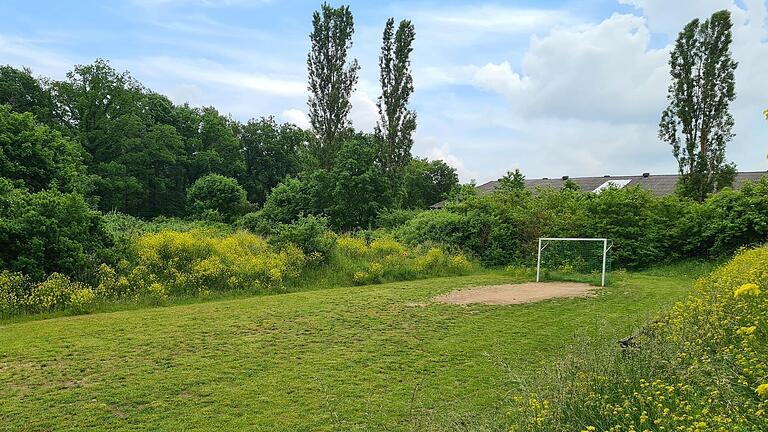 Dieser Bolzplatz hinter der Tennishalle (Dach im Hintergrund zu sehen) soll nach einem Beschluss des Gemeinderates vom Juni 2021  einem Kindergarten mit vier Krippen– und  zwei Regelgruppen weichen. Hier soll  hier auch das Konzept  eines Waldkindergartens beziehungsweise einer naturnahen Pädagogik realisiert werden.