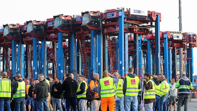 Warnstreik im Hamburger Hafen       -  Hafenarbeiter protestieren vor dem Container Terminal.