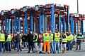 Warnstreik im Hamburger Hafen       -  Hafenarbeiter protestieren vor dem Container Terminal.