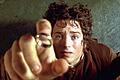 'Der Herr der Ringe - Die Gefährten'       -  &bdquo;Einen Ring, sie zu knechten, sie alle zu finden . . .&ldquo; Elijah Wood als Hobbit Frodo in einer Szene aus dem Film &bdquo;Der Herr der Ringe &ndash; Die Gefährten&ldquo; nach der Vorlage von J.R.R. Tolkien. Die Kinotrilogie des neuseeländischen Regisseurs Peter Jackson wurde mit 17 Oscars ausgezeichnet.