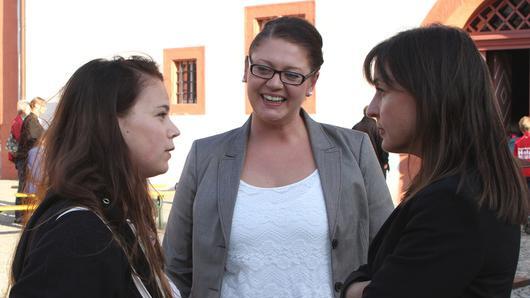 Barbara Becker, die über die Zukunft des ländlichen Raumes sprach, und CSU-Vorsitzende Sandra Grimm (von rechts) im intensiven Gespräch mit einer jungen Frau.