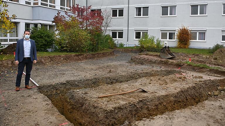 Erstes Vorzeichen der beginnenden Generalsanierung sind die Fundamente eines zweigeschossigen Modulbaus. Dort soll während der Sanierung unter anderem die Cafeteria unterkommen, erläutert Geschäftsführer Christian Schell (im Bild).