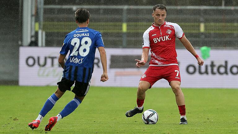 Überzeugte bei seinem ersten Einsatz für die Würzburger Kickers: Mirnes Pepic (rechts), gegen Saarbrückens Torschütze zum 1:1, Minos Gouras.