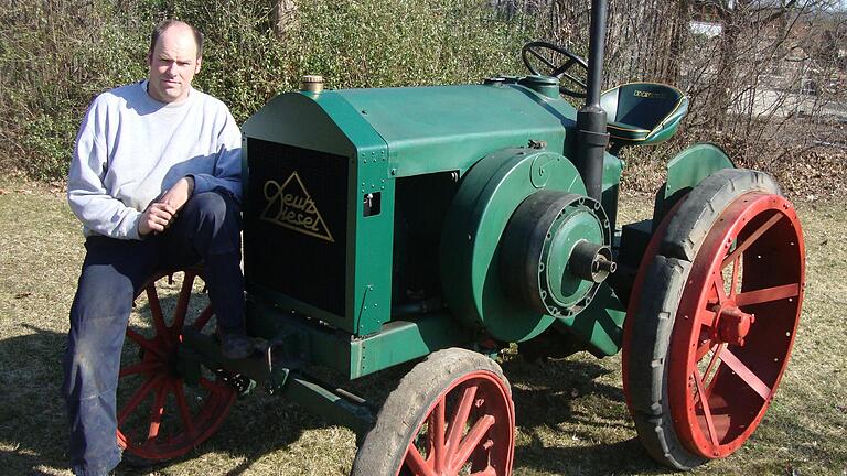 Der Kleinlangheimer Andreas Link besitzt den mutmaßlich ältesten Bulldog im Landkreis, einen Deutz aus dem Baujahr 1928, den er vor Jahren in Koblenz entdeckt hat.