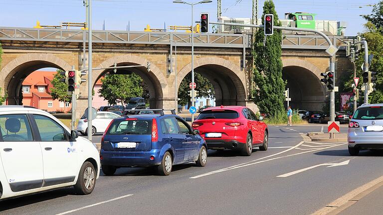 An der Kreuzung der B8 zur Nordtangente soll der Fahrer eines VW Sharan am 4. Oktober andere genötigt haben (Symbolbild). Die Polizei sucht nach Zeugen.