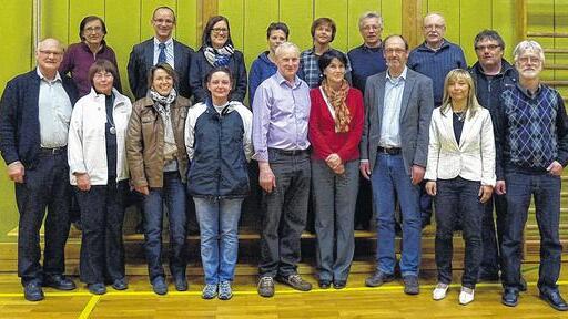 Neue und alte Vorstandsmitglieder zusammen mit den Ehrengästen: (vorne von links) Bürgermeister Wolfgang Borst, Margot Klingenberg, Anita Köberlein, Alexandra Schober, der scheidende Vorsitzende Günter Dietz, stellvertretende Vorsitzende Angela Kriegsmann, der neue Vorsitzende Ralph Köberlein, stellvertretende Vorsitzende Sylvia Hoh und Reinhard Ott; (hinten von links) Sportleiterin Angela Schad, BLSV-Kreisvorsitzender Günter Jackl, Bettina Haase, Julia Rödel, Schriftführerin Ulrike Brochloß-Gerner, Kassier Gustav Bühler und Johannes Schmied. Neue und alte Vorstandsmitglieder zusammen mit den Ehrengästen: (vorne von links) Bürgermeister Wolfgang Borst, Margot Klingenberg, Anita Köberlein, Alexandra Schober, der scheidende Vorsitzende Günter Dietz, stellvertretende Vorsitzende Angela Kriegsmann, der neue Vorsitzende Ralph Köberlein, stellvertretende Vorsitzende Sylvia Hoh und Reinhard Ott; (hinten von links) Sportleiterin Angela Schad, BLSV-Kreisvorsitzender Günter Jackl, Bettina Haase, Julia Rödel, Schriftführerin Ulrike Brochloß-Gerner, Kassier Gustav Bühler und Johannes Schmied.