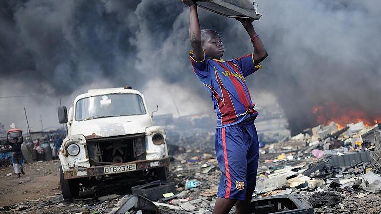 Unicef-Foto des Jahres 2011       -  Hochgiftige Dämpfe durch Elektroschrott in der Mülldeponie Agbogbloshie nahe der ghanaischen Hauptstadt Accra waren schon 2011 ein Problem &ndash; wie dieses damalige Unicef-Foto des Jahres zeigt. Seither hat sich die Gesundheitsgefährdung für die jungen Menschen, die dort arbeiten, weiter verschärft.