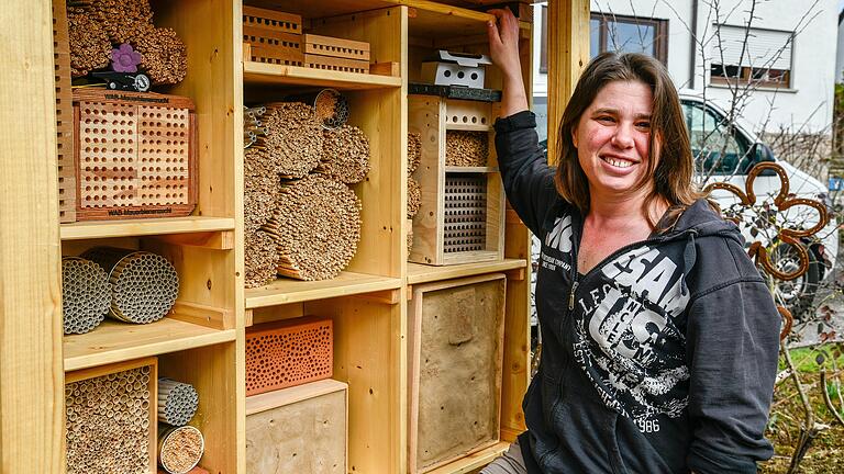 Ellen Roether aus Hettstadt hat zum Schutz der Bienen ein Wildbienenhaus entwickelt.