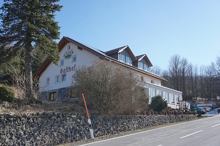 Der Gasthof Roth liegt direkt an der Straße zum Kreuzberg. Der Gasthof Roth liegt direkt an der Straße zum Kreuzberg.