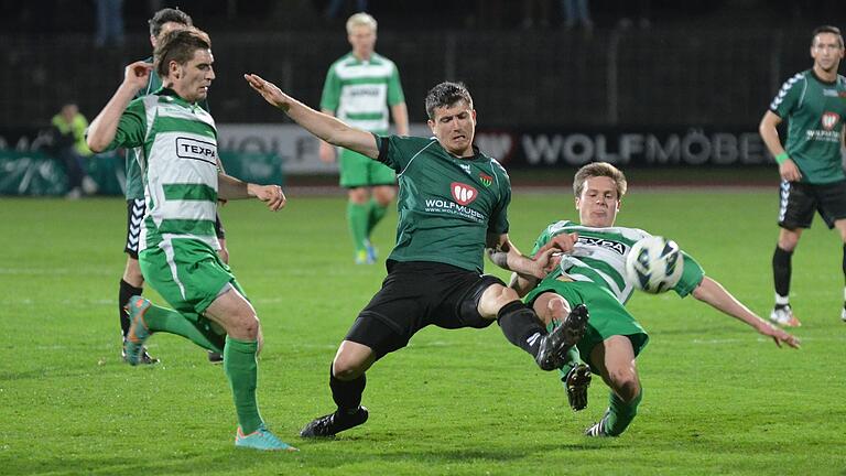 Grätschte zum Ende seiner Zeit beim FC 05 Schweinfurt auch als Rechtsverteidiger dazwischen: Sebastian Kneißl (Mitte), hier im April 2013 beim Spiel gegen den TSV Großbardorf um Philipp Kleinhenz (links) und Markus Kirchner (rechts).&nbsp;